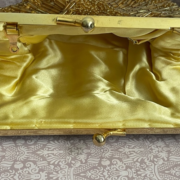 1930’s Gold Beaded ClamShell Design Opera Purse - Picture 8 of 16